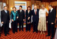 El marido de la canciller alemana se estrena en público