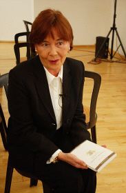 CREACIÓN. Rosa Romojaro, con uno de sus libros. / FRANCIS SILVA/