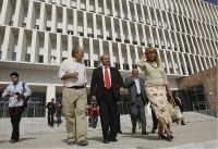 VISITA. Zarrías (centro), junto al arquitecto José Seguí y la delegada Aurora Santos. / SALVADOR SALAS/