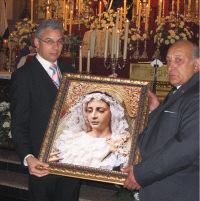 IMAGEN. Manuel Gazaba entrega la foto a Antonio Cabello. / G.R./