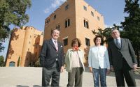 PROMOTORES. Algunos de los hermanos Gasset Loring, delante de la fachada. / ANTONIO SALAS/