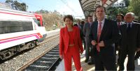 EXPECTACIÓN. La ministra, durante la inauguración del tramo Benalmádena-Fuengirola. / CARLOS MORET/