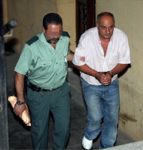 ESPOSADO. El detenido, anoche, tras dictaminarse su ingreso en prisión. / CARLOS MORET/