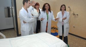 VISITA. La consejera de Salud, segunda por la derecha, junto a la delegada provincial del ramo, a su izquierda, y responsables del centro hospitalario. / JOSELE-LANZA/