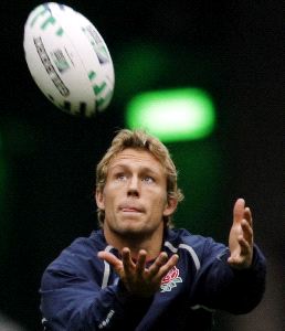 ÍDOLO. La estrella inglesa, Jonny Wilkinson, recoge el balón en un entrenamiento./