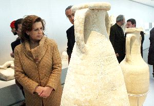 VISITA. La consejera de Cultura de la Junta de Andalucía, Rosa Torres, resaltó la importancia de este nuevo museo para la zona. / ANDRÉS CARRASCO/