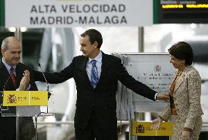 ACTO. José Luis Rodríguez Zapatero, entre Manuel Chaves y Magdalena Álvarez, tras descubrir la placa conmemorativa. / SALVADOR SALAS/