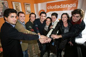 PRESENTACIÓN. Los candidatos, ayer, en la sede del partido. / C. M./