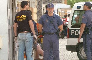 ACTUACIÓN. Agentes de la Udyco, durante una operación anterior. / SUR. ARCHIVO/