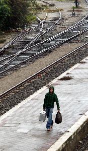 MEJORA. Un pasajero camina sobre un andén. / A. CARRASCO/
