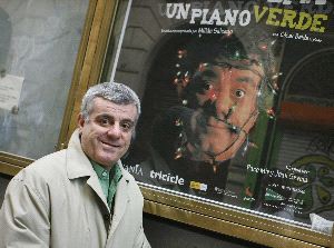 HUMOR. Millán Salcedo, ante el cartel de su nuevo espectáculo. / EFE/