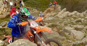 PRUEBAS. Muchos sanroqueños no quisieron perderse la emoción y la peligrosidad de esta modalidad del motociclismo. / SUR/
