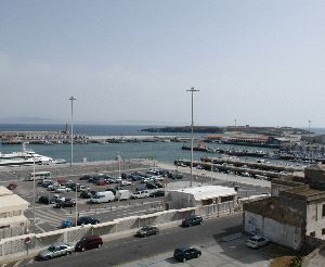 ESCASAS. Instalaciones actuales del Puerto de Tarifa. / G. TÉLLEZ/