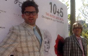 HILTON BROTHERS. Paul Solberg y Christopher Makos, junto al cartel de la muestra. / JOSELE-LANZA/