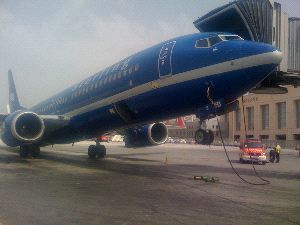 FALLO. La pasarela enganchó la puerta y levantó la parte delantera del avión del suelo./