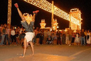 DE TODO. Este joven consiguió reunir un buen grupo de personas alrededor de su número de acrobacia. / JORGE PIMENTEL/