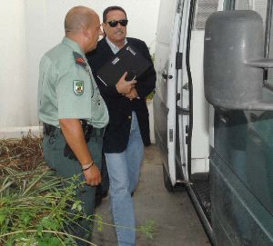JUZGADOS. El ex alcalde, ayer tras prestar declaración. / J-L/