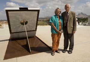 CENTRO SOLAR. Hoskin y su mujer visitaron el sábado los dólmenes. / JAVIER PÉREZ/