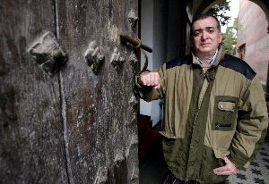 UNA ILUSIÓN. Rafael Puertas, en la entrada de La Aduana, en una fotografía de 2006. / S. SALAS/
