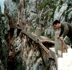 DETERIORO. El Caminito del Rey presenta muy mal estado. / SUR/