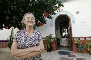LA TRINIDAD. Remedios García ha visto cambiar el barrio desde que compró la casa en 1958. / YOLANDA MONTIEL/