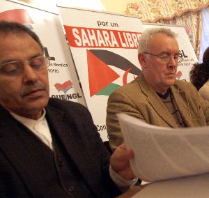 ENCUENTRO. Mohamed Jadad junto a Cayo Lara. / A. CARRASCO/