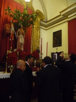 Numerosos vecinos se acercaron ayer a la iglesia. / C. M./