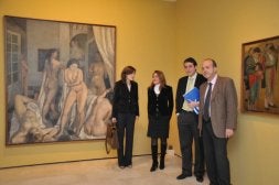 María López y Lourdes Moreno, junto al óleo 'Las bañistas'. / SUR/