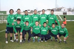 De pie: Manu, Diego, Ríos, Lara, Ador y Pepelu. Agachados: Burrezo, Comitre, Tete, Flores, Popo y Ruiz./ A. F./