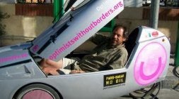 Xavier Van Der Stappen, ayer con su bólido a pedales en una gasolinera nerjeña. / E. C./