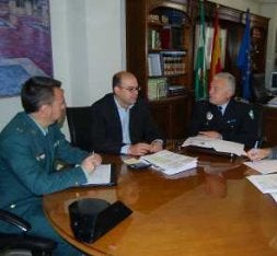 El alcalde y mandos policiales, en la Junta de Seguridad. / E. C./