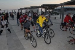 Los aficionados a la bicicleta -aquí en una reunión del colectivo 'Masa crítica- tendrán una zona, aunque sea modesta, para su uso y disfrute. /JOSELE-LANZA/