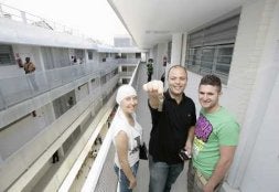 Unos nuevos inquilinos muestran las llaves de su vivienda. / ANTONIO SALAS/