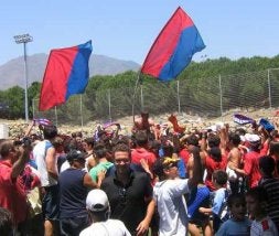 Cientos de aficionados del Estepona celebraron el ascenso con sus ídolos. / J. MACÍAS/
