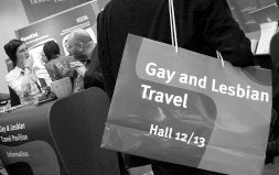 Clientes buscan ofertas de una agencia para homosexuales en una feria europea. / EFE/