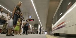 Los primeros viajeros inauguraron ayer la nueva estación Victoria Kent en la barriada de San Andrés. / ANTONIO SALAS/