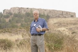 . Juan Manuel Muñoz Gambero, al pie del Cerro de la Tortuga./ ANTONIO SALAS/