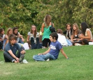 Los jóvenes consideran lo descortés como un camino para integrarse./