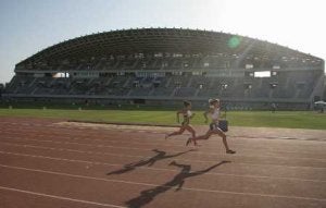 Dos deportistas corren en una prueba del pasado campeonato andaluz. / ANTONIO SALAS/