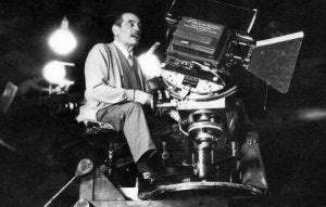 Luís Buñuel, durante el rodaje de una de sus películas. /SUR/