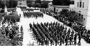Acto castrense. Las tropas desfilan con marcialidad por el patio de armas del Benítez. ::
SUR/