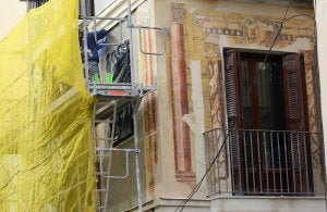 Las pinturas halladas en un edificio a derribar han sido colocadas en el que lo reemplaza. ::
ÁLVARO CABRERA/
