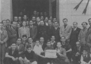 La Tarde. El personal posa en la puerta del periódico con el primer número en la mano. ::
SUR/