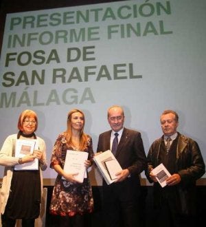 Adelaida de la Calle, Begoña Álvarez, Francisco de la Torre y Francisco Espinosa con el informe. :: Á. CABRERA/