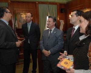 Santiago Domínguez y otros restauradores junto al coordinador de la iniciativa. ::
JOSELE-LANZA/