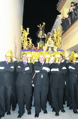 Nazareno. Vecinos contemplando la imagen. :: M.J./