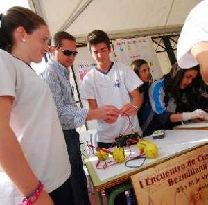 Alumnos generan electricidad con la ayuda de cuatro limones. ::
E. G./