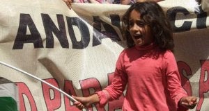 Una niña a la cabeza de la manifestación que partió del parque María Cristina y recorrió las calles de la ciudad hasta llegar a la embajada de Marruecos. ::
SANDRA BALVÍN/