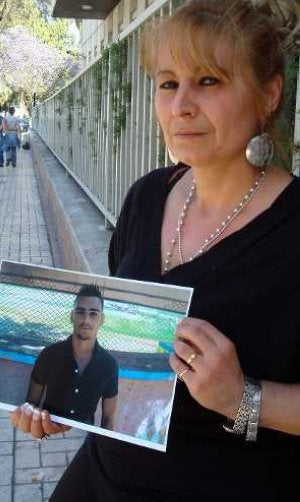 Fernández, con la foto de su hijo, que lleva dos años en Cuba. :: F. G./