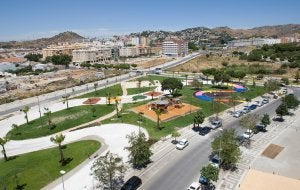 Vista área parcial del Parque del Cine, donde en la parte norte ya se aprecia el paseo simulando una cinta de cine. :: ANTONIO SALAS/